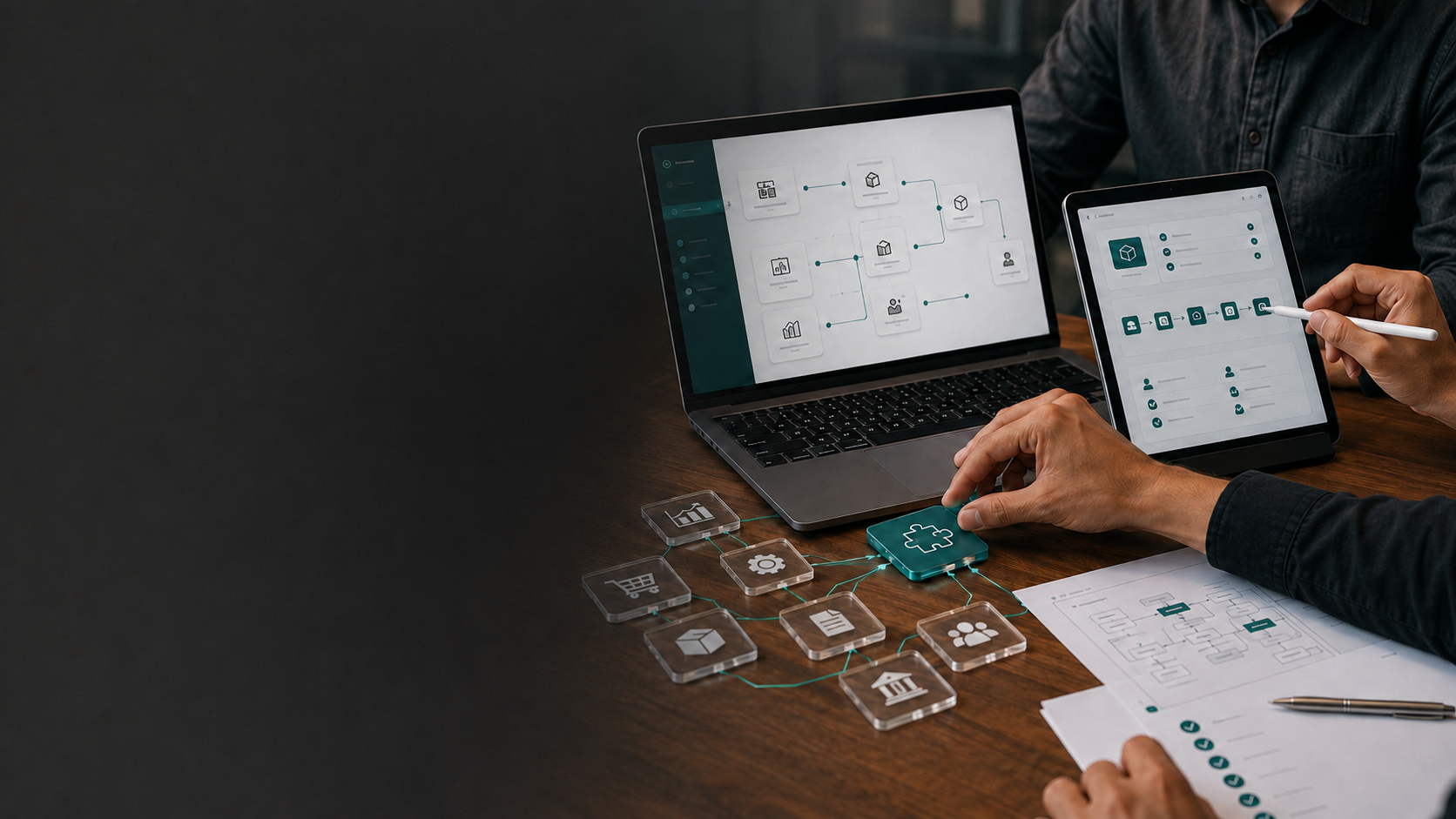 Sesión de trabajo sobre la plataforma Odoo: piezas conectadas al mapa de módulos en pantalla
